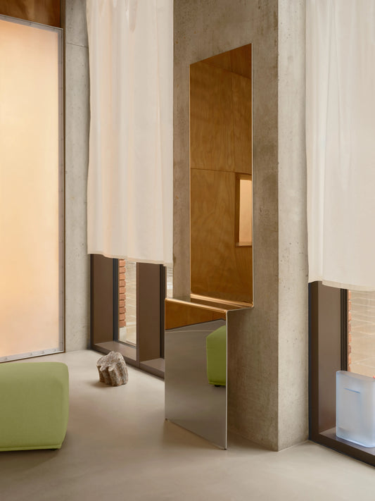 Specchio Pleat MUUTO ambientato in una stanza