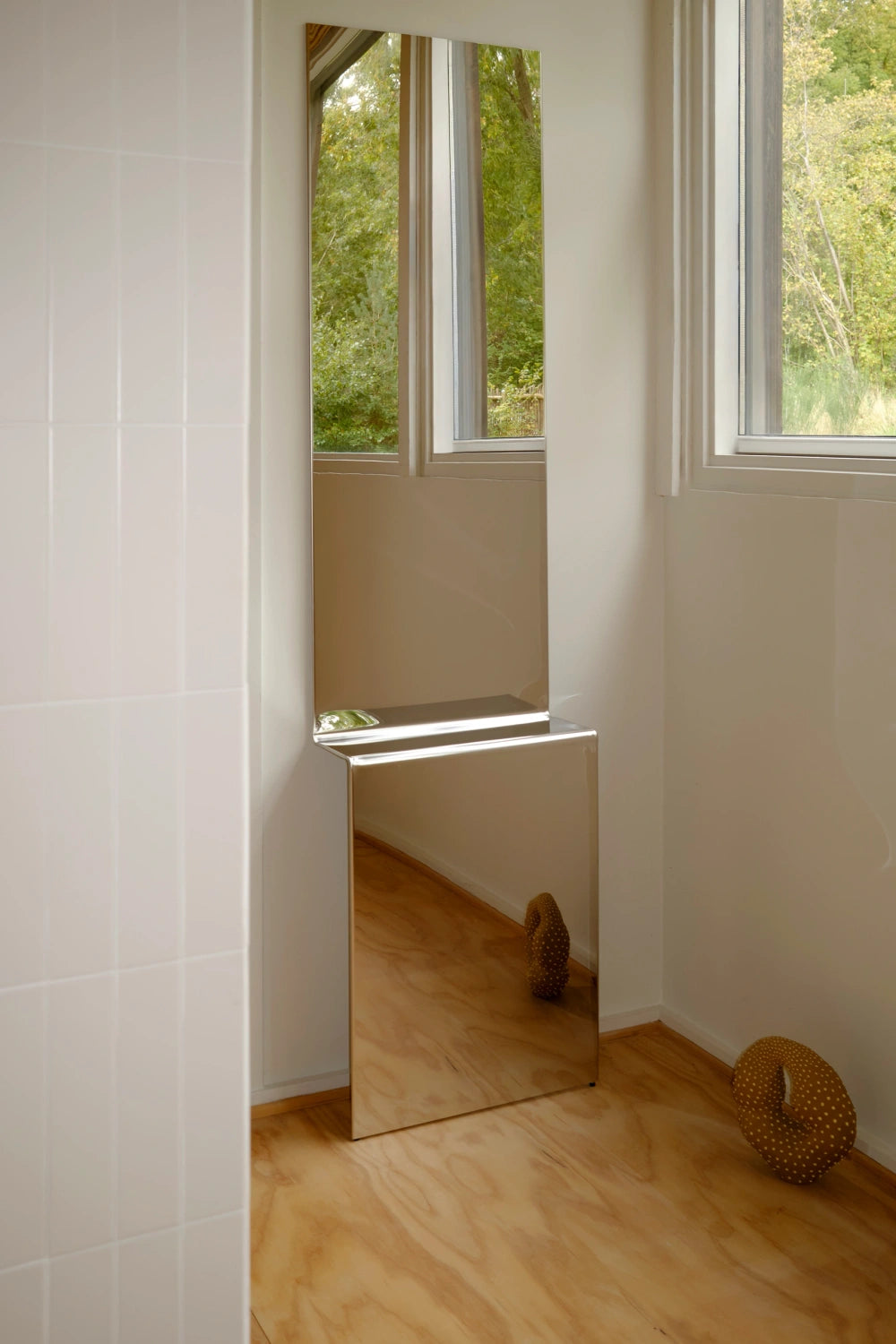 Specchio Pleat MUUTO - scatto editoriale corridoio