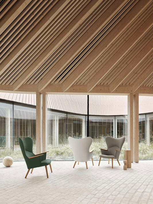 Poltrona CH78 Mama Bear, ambientata (campagna Umber 2024, Carl Hansen & Søn)