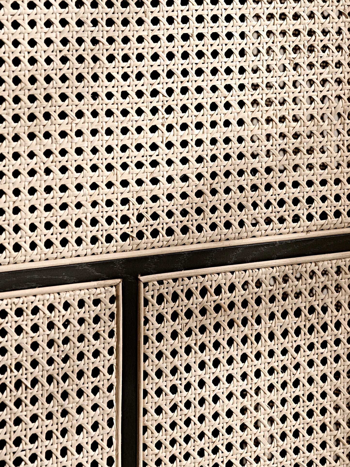 Credenza Air Design House Stockholm, dettaglio intreccio in rattan naturale