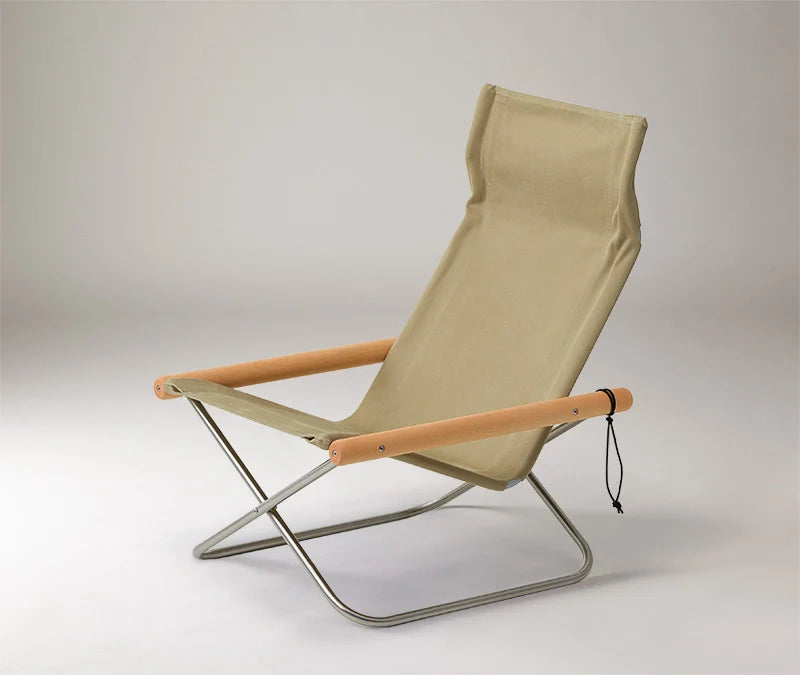 Poltrona pieghevole Nychair X in tessuto sage green con struttura in acciaio inox e braccioli in legno