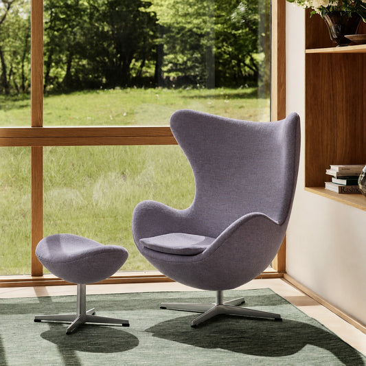 Poltrona lounge Egg, con pouf
