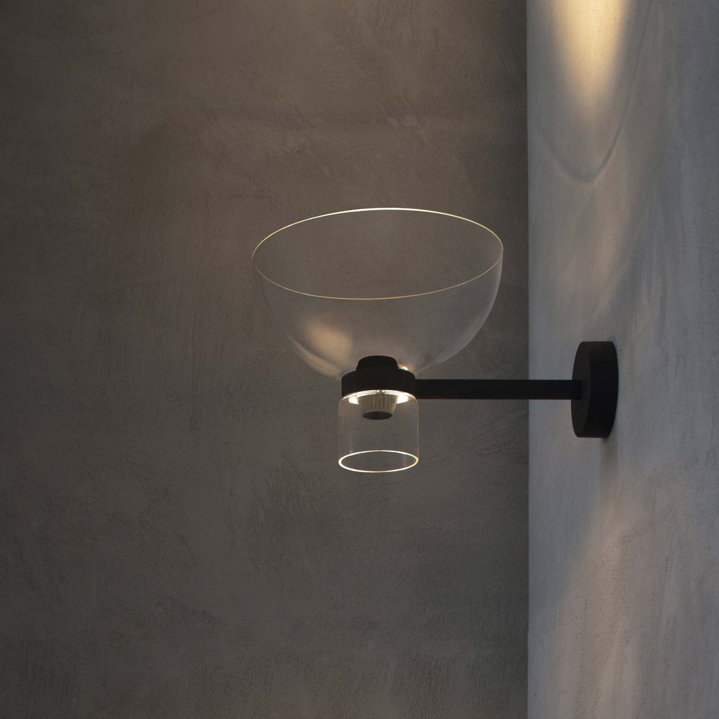 Lampada da parete Nocturne Flos, bowl nera, ambientata